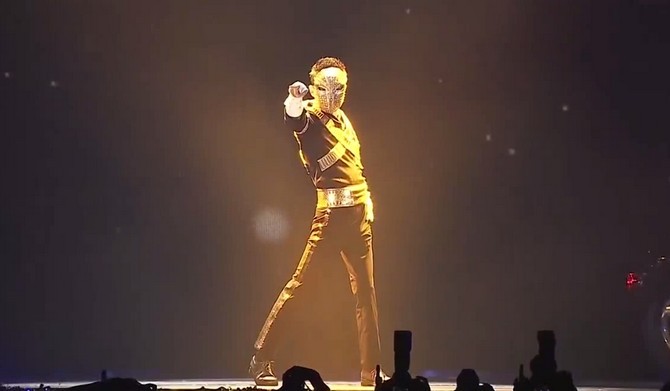 Jack Ma đeo mặt nạ và mặc trang phục y hệt Michael Jackson trong tua diễn Dangerous World