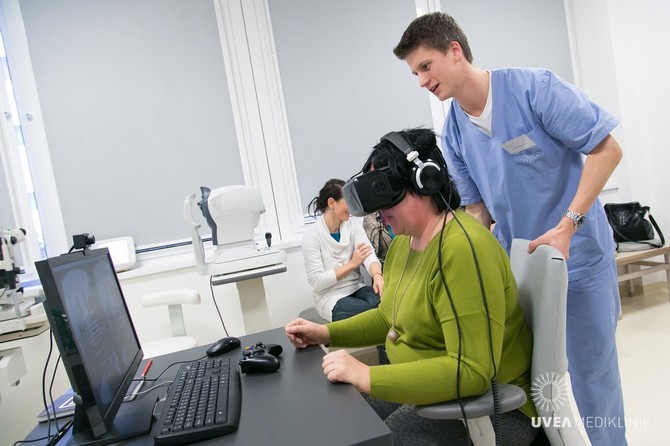 Bác sĩ đang điều trị bằng kính thực tế ảo
