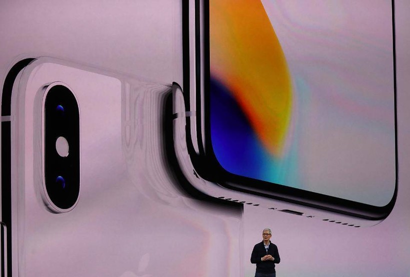 Tim Cook giới thiệu iPhone X tại trụ sở mới của Apple.