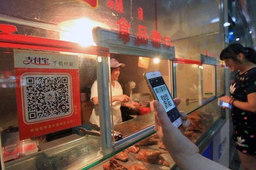 Dùng ứng dụng Alipay quét mã QR để thanh toán khi mua đồ ăn vỉa hè