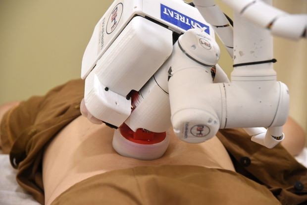 Robot - nhân viên mát xa - đang thực hiện xoa bóp cho bệnh nhân tại bệnh viện. Ảnh  AFP Relaxnews