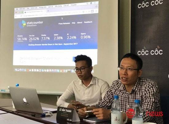 Ông Lê Văn Thanh, đồng sáng lập Cốc Cốc (áo kẻ) công bố số liệu về thị phần người dùng trình duyệt ở Việt Nam trong buổi họp báo sáng 26/10/2017.
