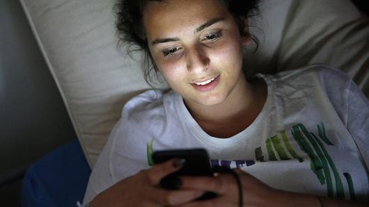 Quen thức khuya có thể có nguyên nhân từ gene, nhưng việc sử dụng điện thoại khiến tình trạng này càng gây nhiều hậu quả xấu tới sức khỏe con người - Ảnh: UNIVERSAL IMAGES GROUP
