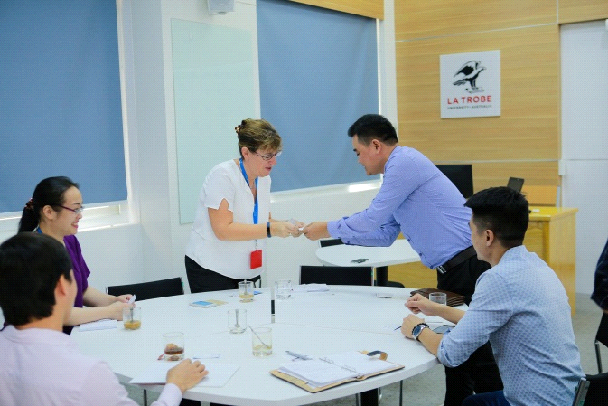Bà McCarthy, giám đốc nhân sự của Tek Experts toàn cầu tới thăm Đại học Hà Nội trao đổi về chương trình hoạt động của Học viện Tek Academy.