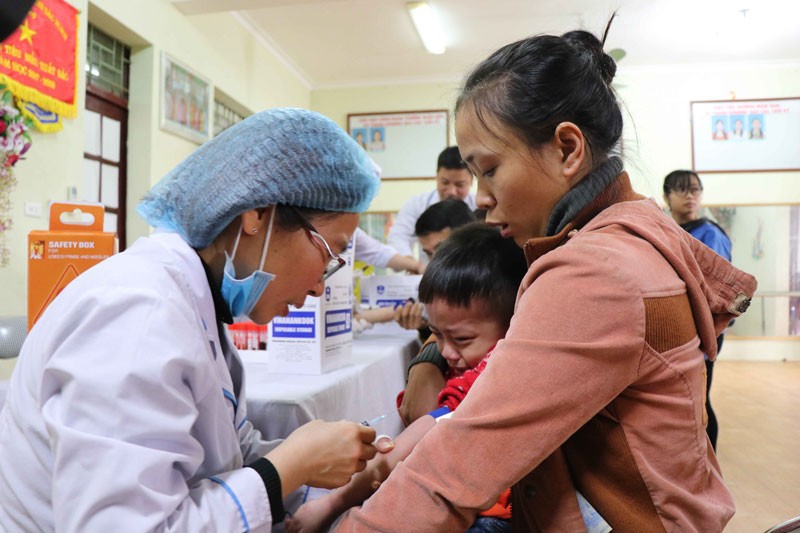 Lấy máu xét nghiệm cho các bé Trường Mầm non Thanh Khương (ảnh: Việt Hoa)