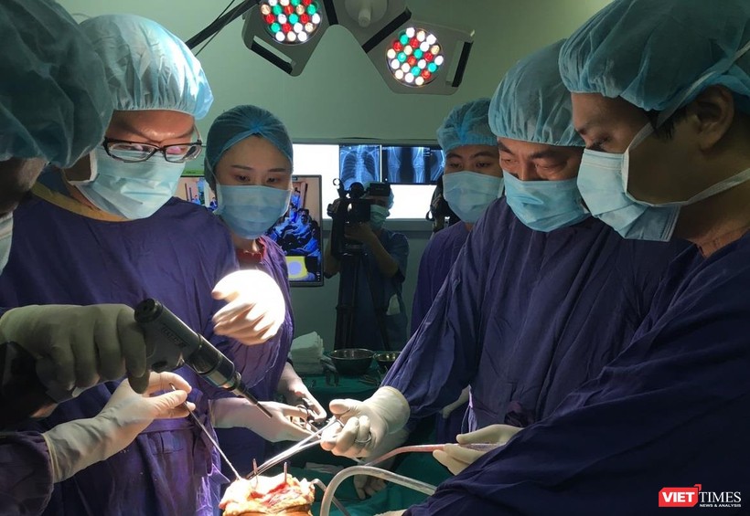 Ca mổ thay khớp gối hiện đại tại Bệnh viện Việt Đức do BS. Henry Chan thực hiện