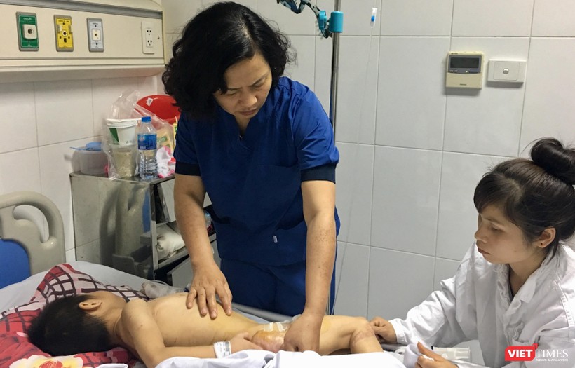 Một cháu bé bị chó cắn điều trị tại Bệnh viện Việt Đức