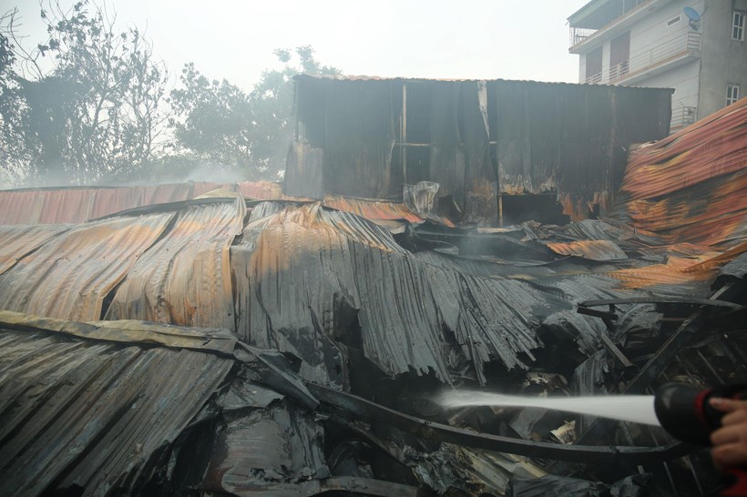Vụ cháy thiêu rụi khoảng 1000m2 nhà xưởng và khiến 8 người chết
