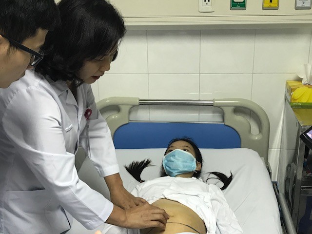 TS. Nguyễn Việt Hoa khám cho bệnh nhi trước khi mổ