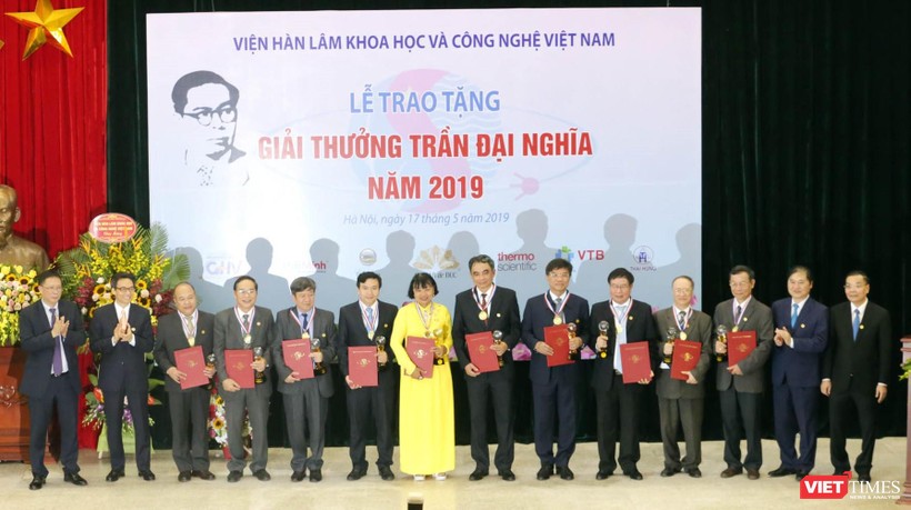 Phó Thủ tướng Vũ Đức Đam và Bộ trưởng Bộ KH&CN Chu Ngọc Anh trao Giải thưởng Trần Đại Nghĩa cho 10 nhà khoa học