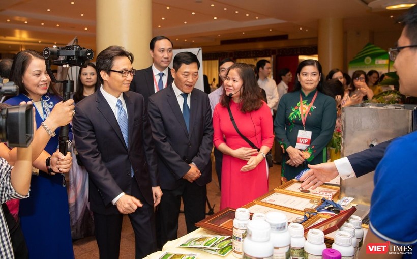 Phó Thủ tướng Vũ Đức Đam và Thứ trưởng Bộ KH&CN Trần Văn Tùng tham quan triển lãm “Khát vọng khởi nghiệp xanh” 
