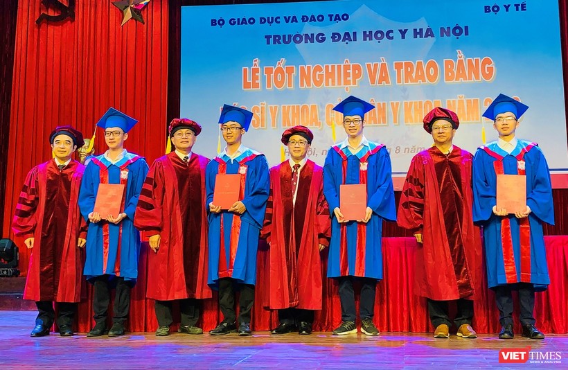 Lãnh đạo Trường Đại học Y Hà Nội trao Bằng cho các bác sĩ và cử nhân y khoa 