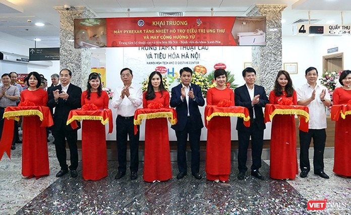 Lãnh đạo UBND TP Hà Nội và Bộ Y tế cắt băng khai trương hệ thống máy siêu nhiệt điều trị ung thư tại BVĐK Xanh Pôn