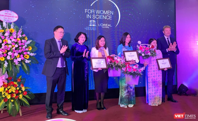 Phó Chủ tịch nước Đặng Thị Ngọc Thịnh và GS. Châu Văn Minh - Chủ tịch Viện Hàn lâm Khoa học và Công nghệ Việt Nam trao Giải thưởng L’Oreál – UNESCO "Vì sự phát triển phụ nữ trong khoa học" cho 3 nhà khoa học nữ xuất sắc năm 2019 