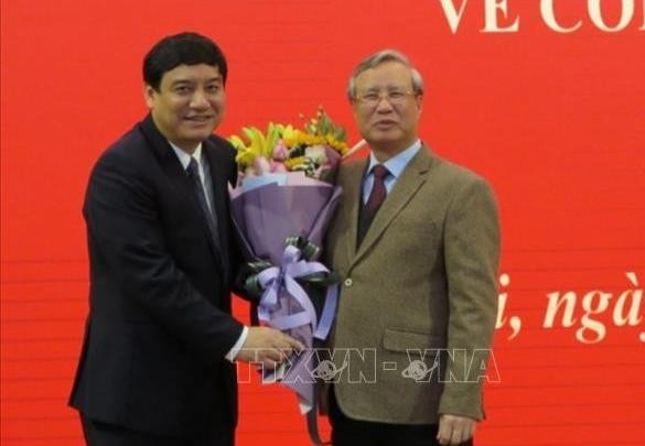 Ông Trần Quốc Vượng chúc mừng ông Nguyễn Đắc Vinh (ảnh: TTXVN)