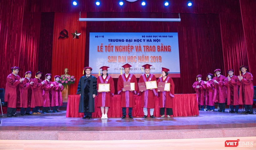 GS.TS. Tạ Thành Văn - Hiệu trưởng Trường Đại học Y Hà Nội - trao Giấy khen cho các tân bác sĩ chuyên khoa II xuất sắc 