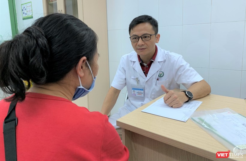 TS. Nguyễn Thế Cường – Trưởng Khoa Thận lọc máu, Bệnh viện Hữu nghị Việt Đức khám và tư vấn miễn phí cho người dân