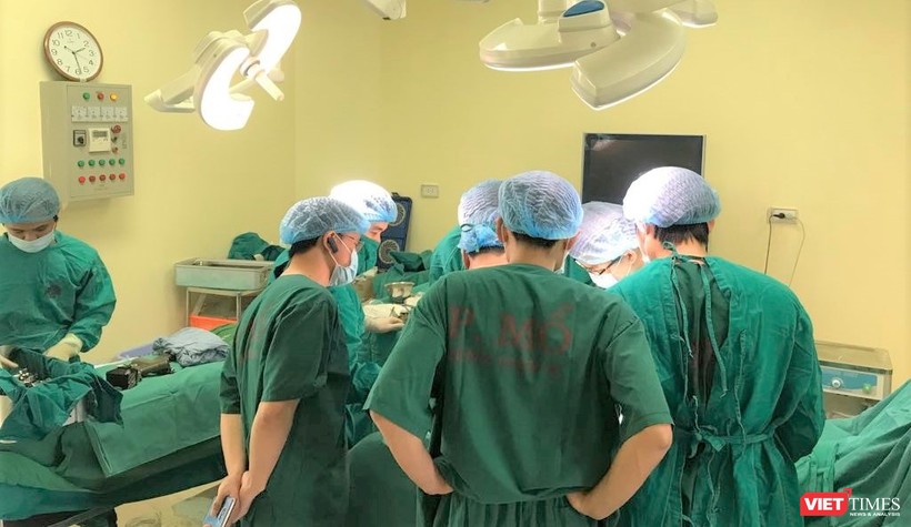 Ca phẫu thuật cắt khối u xương chầy mà vẫn bảo tồn được chân của bệnh nhân lần đầu tiên ở Việt Nam do PGS.TS. Trần Trung Dũng thực hiện