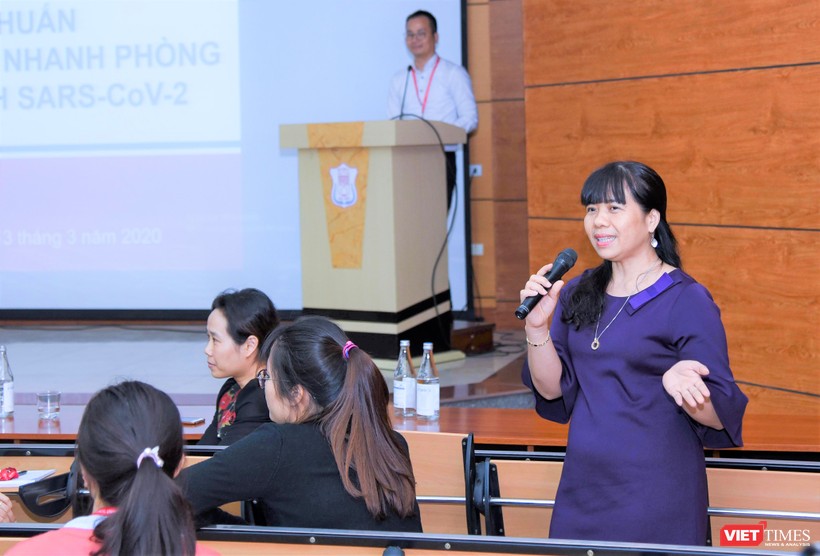 GS.TS. Lê Thị Hương giải đáp các thắc mắc của sinh viên về dịch COVID-19.