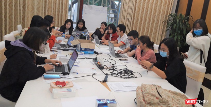 Các sinh viên Trường Đại học Y Hà Nội tham gia hỗ trợ Ban Chỉ đạo phòng, chống dịch COVID-19 của Bộ