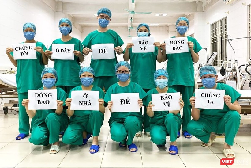 Các nhân viên y tế của Bệnh viện số 2 Quảng Ninh với thông điệp nhắn nhủ dễ thương đang là trend trên mạng xã hội (ảnh: BVCC)