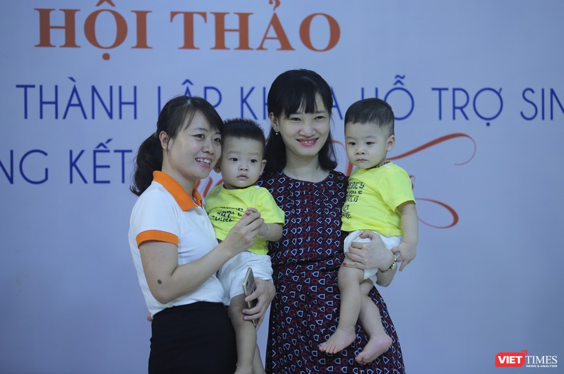 : Bác sĩ Thu Hiền (ngoài cùng bên trái) cùng 1 gia đình có con nhờ thụ tinh trong ống nghiệm