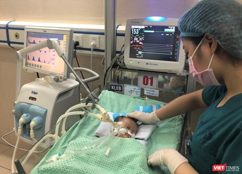 Cháu bé đang được điều trị và chăm sóc chu đáo tại Bệnh viện Xanh Pôn 