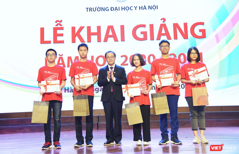 GS.TS. Tạ Thành Văn - Hiệu trưởng Trường Đại học Y Hà Nội tặng giấy khen và phần thưởng cho các sinh viên đạt thành tích xuất sắc
