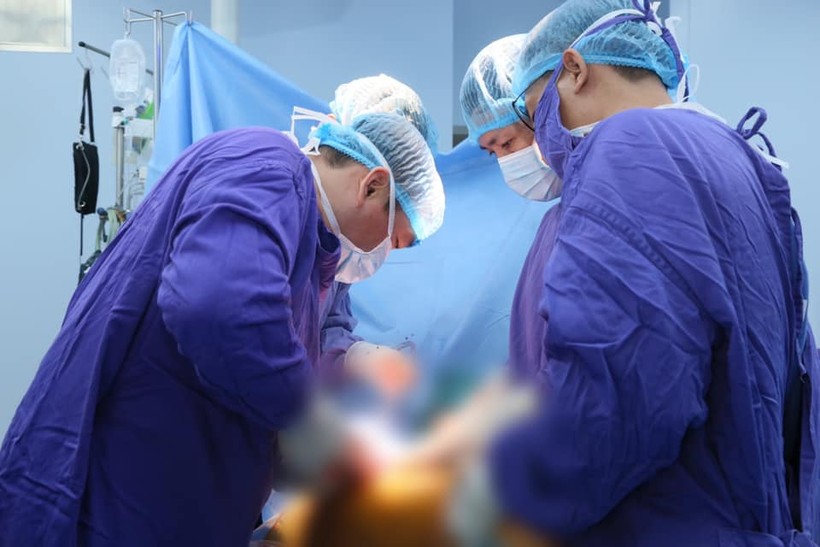 Các bác sĩ Bệnh viện TWQĐ 108 phẫu thuật cho bệnh nhân viêm cột sống dính khớp biến dạng rất nặng nề