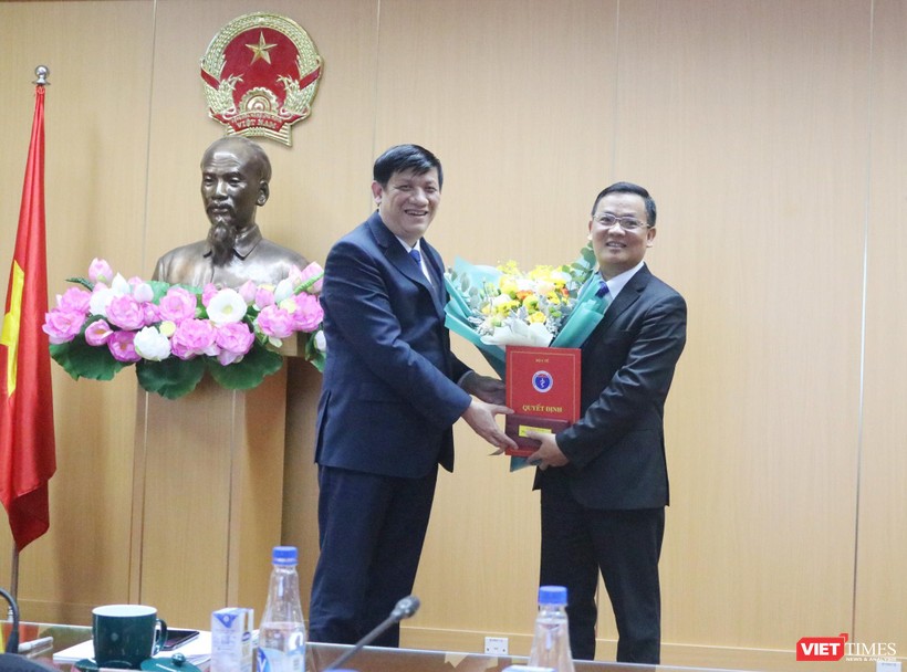 Bộ trưởng Bộ Y tế Nguyễn Thanh Long trao quyết định TS. Vương Ánh Dương là Phó Cục trưởng Cục quản lý Khám, chữa bệnh (ảnh: Lê Hảo)