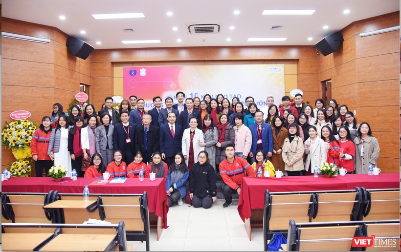 Thầy và trò Chương trình tiên tiến đào tạo điều dưỡng của Trường Đại học Y Hà Nội