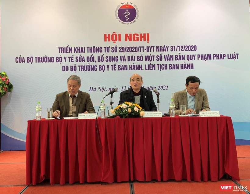 TS. Nguyễn Huy Quang - Vụ trưởng Vụ Pháp chế (giữa) chủ trì cuộc trao đổi về Thông tư 29 của Bộ Y tế.