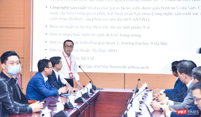 Thay mặt nhóm nghiên cứu, GS.TS.NGND. Tạ Thành Văn –Chủ tịch Hội đồng Trường Đại học Y Hà Nội - báo cáo công tác nghiên cứu và chuẩn bị chương trình tiêm thử nghiệm vaccine COVIVAC 