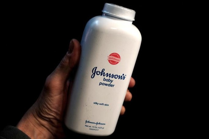 Johnson & Johnson (J&J) đã thu hồi sản phẩm phấn rôm trẻ em và các sản phẩm khác. Ảnh: Reuters