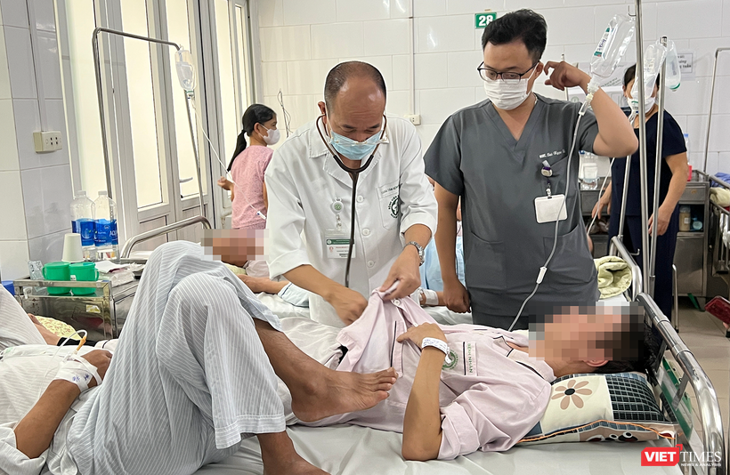 PGS.TS. Đỗ Duy Cường - Giám đốc Trung tâm Bệnh Nhiệt đới (Bệnh viện Bạch Mai) - khám cho bệnh nhân sốt xuất huyết 