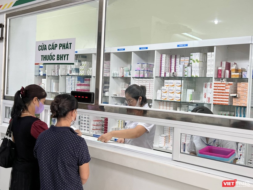 Bệnh nhân nhận thuốc tại nhà thuốc