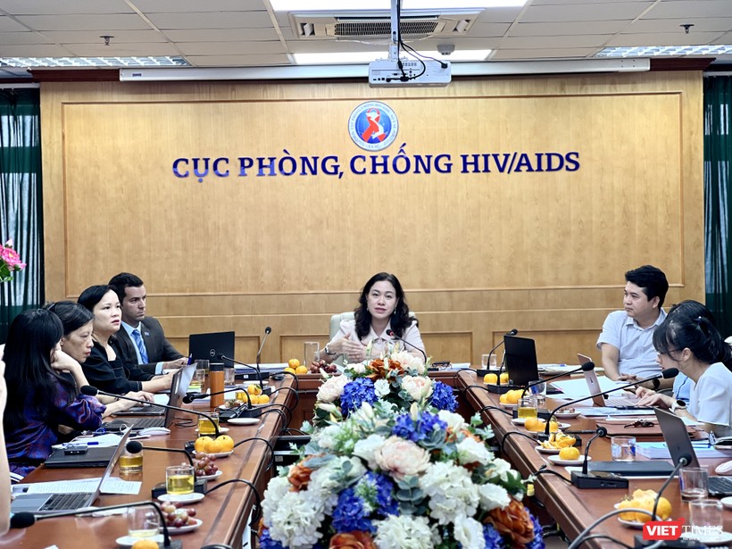 PGS.TS. Phan Thị Thu Hương - Cục trưởng Cục Phòng, chống HIV/AIDS - chủ trì cuộc họp báo với sự tham gia của nhiều chuyên gia CDC Hoa Kỳ và các tổ chức quốc tế.