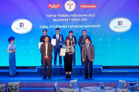 Đại diện MIKGroup nhận giải thưởng tại Lễ công bố và vinh danh Thương hiệu Mạnh Việt Nam 2022