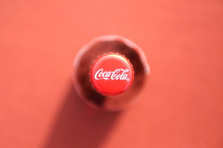 Coca Cola cho biết quyết định của hãng không liên quan đến chiến dịch tẩy chay Faceook  #StopHateforProfit. Ảnh: Digital Trends