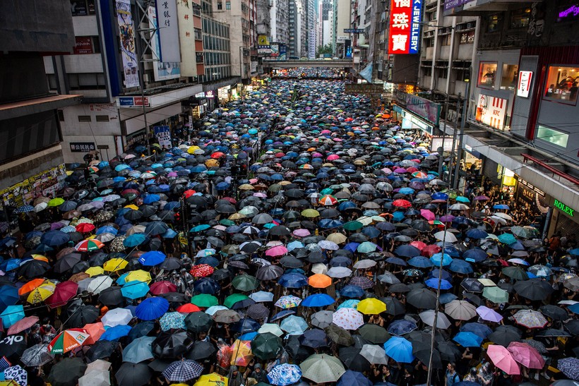 Người biểu tình che ô tại một con phố ở Hồng Kông. Ảnh: Vadity Fair