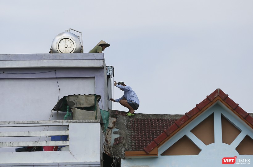 Người dân Đà Nẵng chẳng lại nhà để ứng phó khi bão số 9 đổ bộ