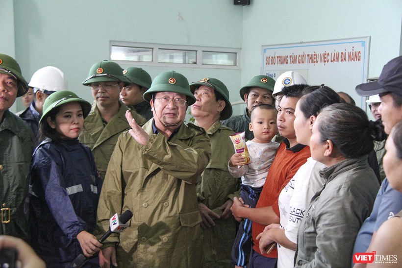 Phó Thủ tướng Trịnh Đình Dũng kiểm tra thực tế nơi sơ tán dân ở Đà Nẵng