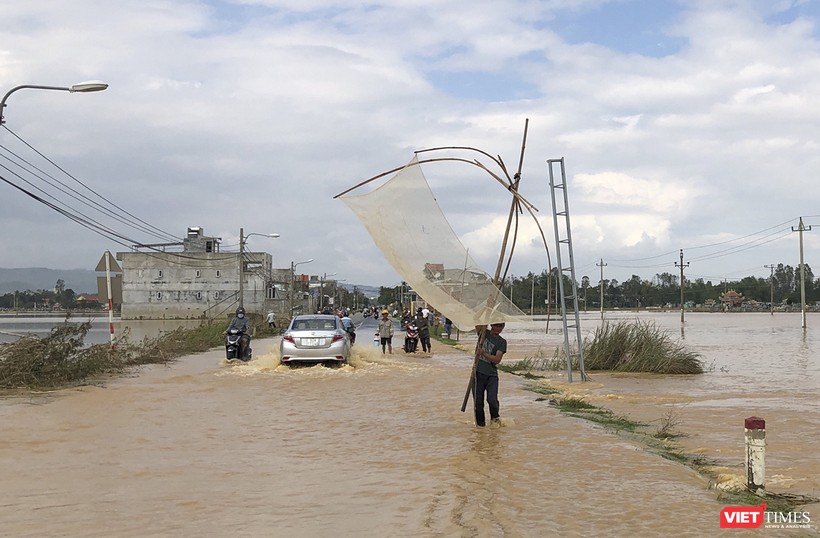 Tuyến giao thông liên huyện ở Quảng Nam bị ngập do lũ