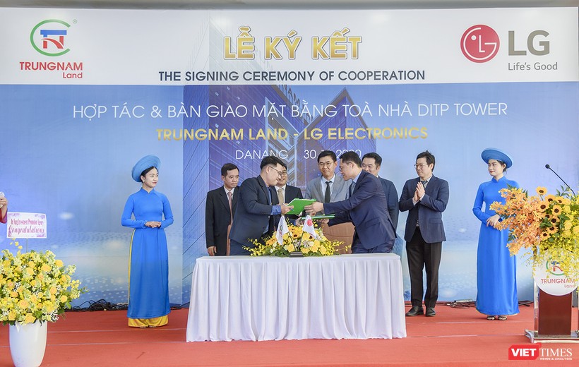 Quang cảnh lễ ký kết bàn giao mặt bằng toà nhà DITP Tower (Đà Nẵng) cho LG Electronics để tập đoàn này xây dựng Trung tâm R&D tại Đà Nẵng.