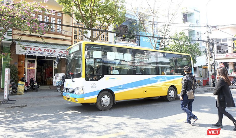 Hành khách đi xe buýt ở Đà Nẵng