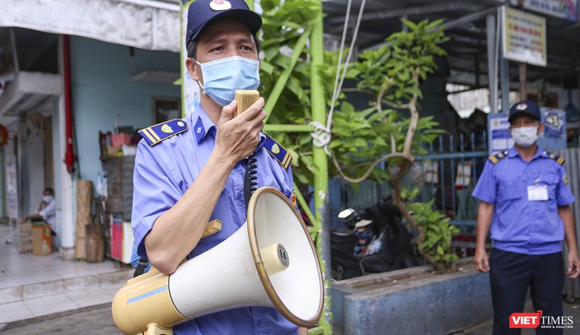 Lực lượng bảo vệ tuyên truyền phòng, chống dịch COVID-19 đối với người dân đi chợ ở Đà Nẵng