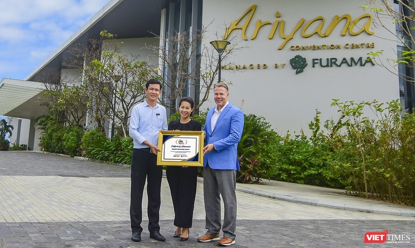Đại diện Cung Hội nghị Quốc tế Ariyana Đà Nẵng cùng Giải thưởng M&C Asia Stella Awards 2020 với danh hiệu Cung hội nghị tốt nhất” khu vực Đông Nam Á.