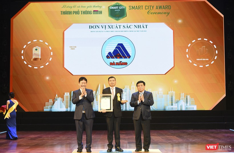 Ông Hồ Kỳ Minh - Phó Chủ tịch UBND TP Đà Nẵng (giữa) nhận giải thưởng “TP thông minh Việt Nam 2020” (Vietnam Smart City Awards 2020) do Hiệp hội Phần mềm và Dịch vụ CNTT Việt Nam trao tặng.