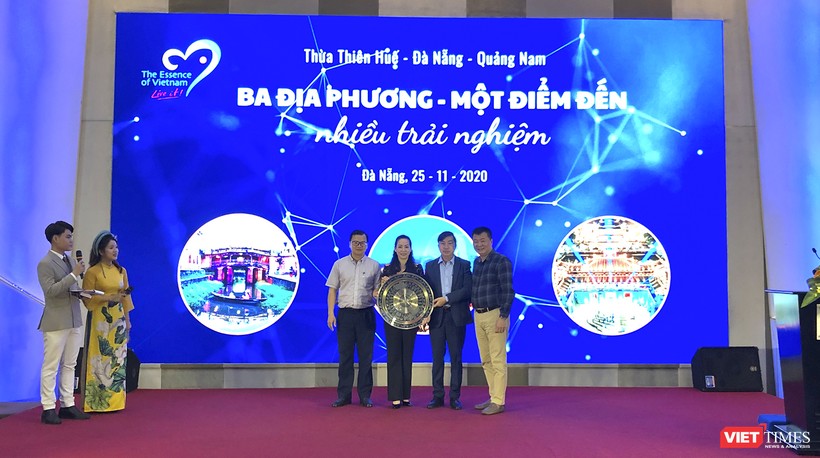 Đại diện Sở Du lịch 3 địa phương gồm Đà Nẵng, Quảng Nam, Thừa Thiên Huế nhận quà lưu niệm của CLB lữ hành UNESCO Hà Nội và đoàn Famtrip đến từ các tỉnh thành trên cả nước đến tham dự chương trình kích cầu.