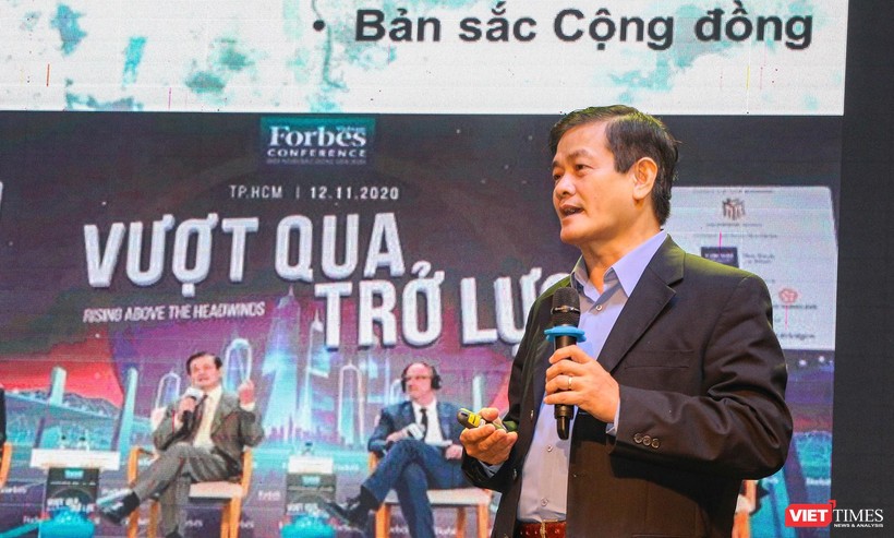 TSKH.KTS. Ngô Viết Nam Sơn trình bày tham luận về định hướng phát triển đô thị Huế.